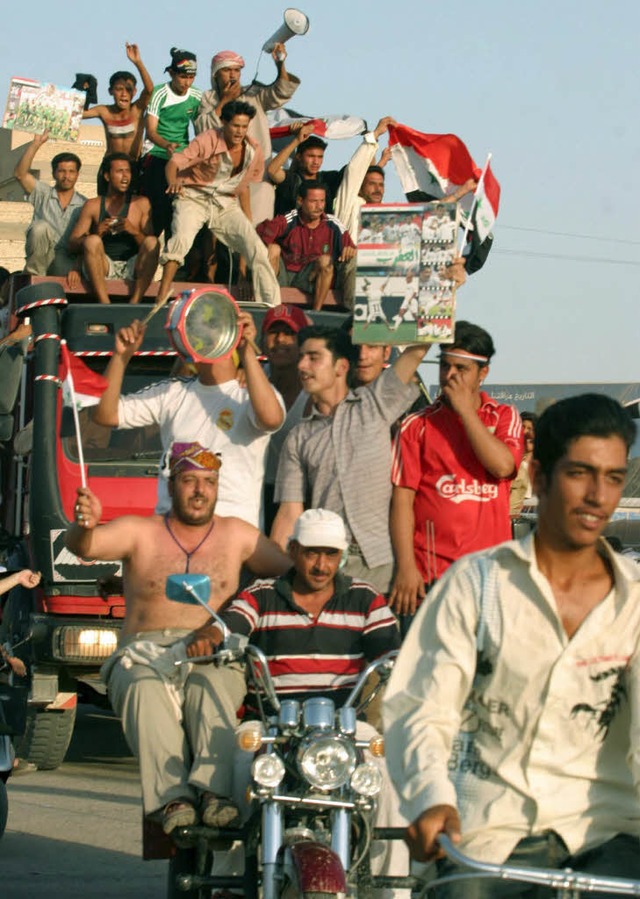 Irakische Fuballfans sind vor Freude auer sich.   | Foto: DPA