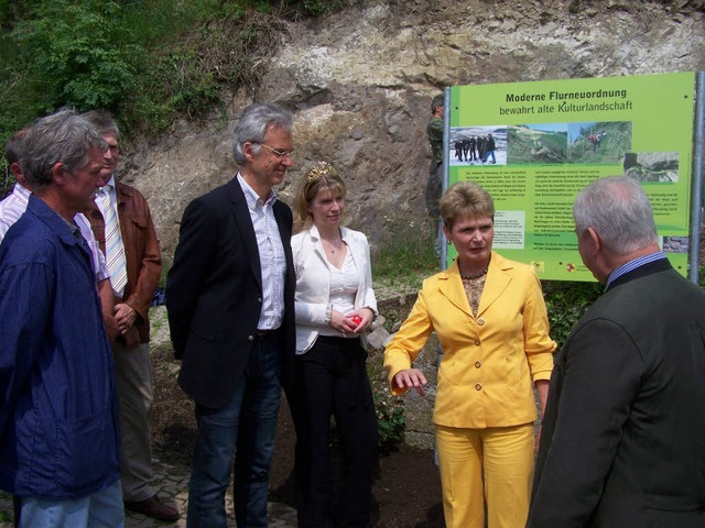 Staatssekretrin Friedlinde Gurr-Hirsc...uordnung am Achkarrer Schlossberg ein.  | Foto: benjamin bohn