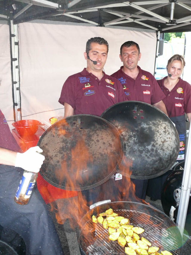 Wusch! Bitte zurcktreten. Die Profi-G... Grill Hochprozentiges  bergebrannt.   | Foto: Frank  Leonhardt