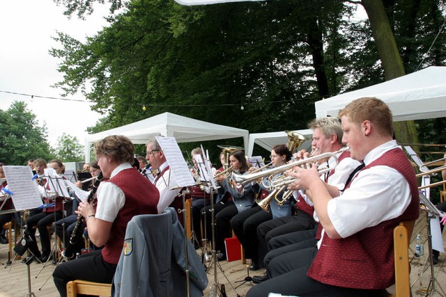 Mit einem Frhschoppenkonzert hatten d...est der Nachbarn in Binzgen  erffnet.  | Foto: Charlotte Frse