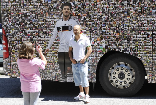 Ersatzmann: Weil es keine Fotos mit de... muss der Bus als Kulisse herhalten.    | Foto: AFP