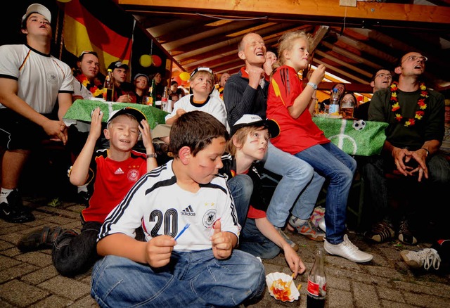 Nahe der Verzweiflung: Fans in der Ver... Dort fand   Joachim Lw  zum Fuball.  | Foto: Meinrad Schn