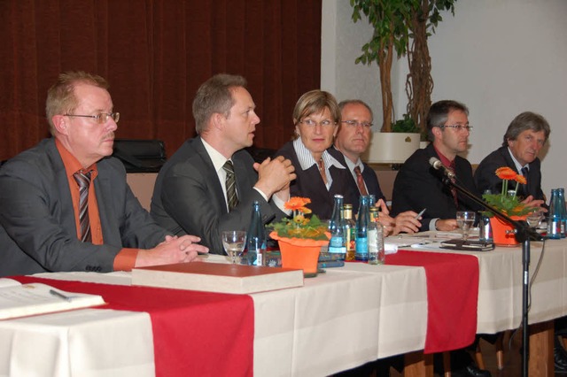 Im Brgergesprch (von links) Stadtamt...f und  Stadtbaumeister Heinrich Graf.   | Foto: Thomas Winckelmann