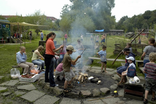 Wrstchen am Feuer grillten die Kinder...nderabenteuerhof im Stadtteil Vauban.   | Foto: sasse
