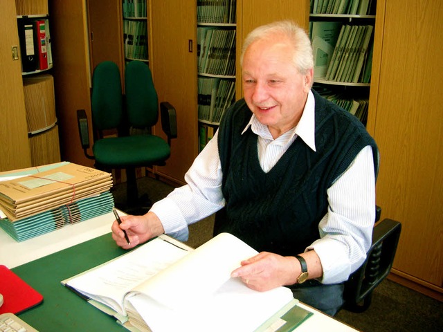 Josef Klingele an seinem Arbeitsplatz im Rathaus Stegen   | Foto: rombach