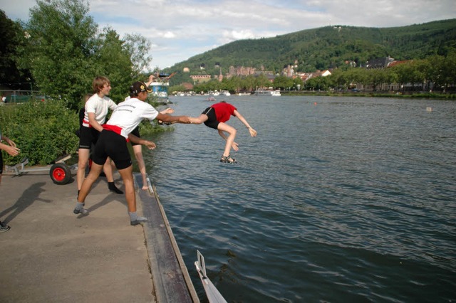 Nach dem berraschenden Sieg des  Brei...erern blich ist, ins Wasser geworfen.  | Foto: privat