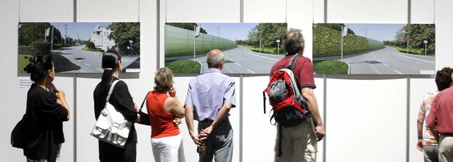 Vor der Brgerinfo zum Anhrungsverfah... die Fotomontagen der Bahn anzusehen.   | Foto: P. Heck