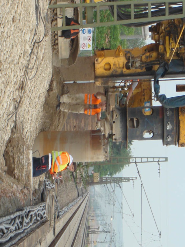 Nicht nur der Zugverkehr, auch die  Ba...ringt Eimeldingern groe Belastungen.   | Foto: Langelott