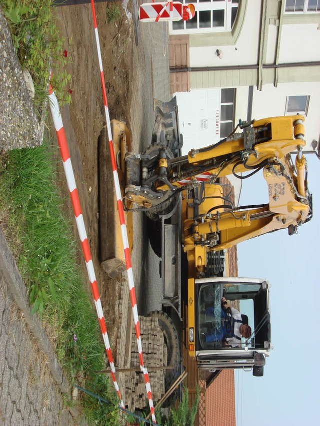 Fritz Medam bereitet den neuen Standort des Bushauses am Egringer Rathaus vor.   | Foto: Langelott