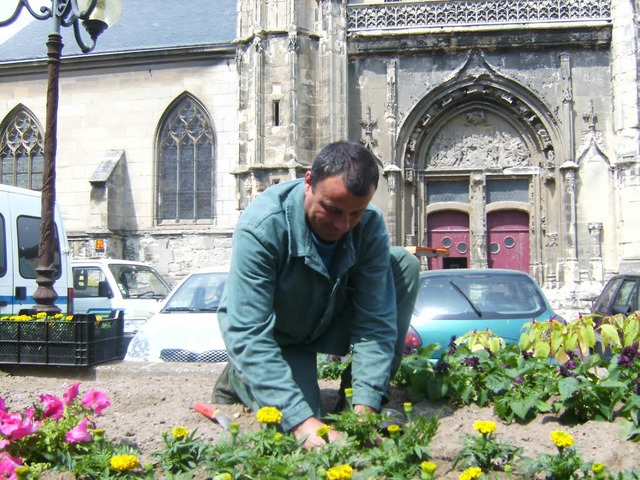 Vor der Kirche St. Etienne in Fcamp  wurden auch Blumen  gepflanzt.  | Foto: Privat