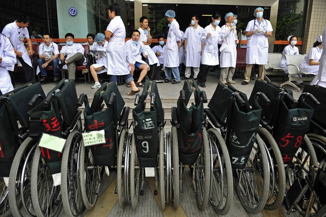 Chinesische rzte und Krankenschwester...in der sdwestlichen Provinz Sichuan.   | Foto: AFP