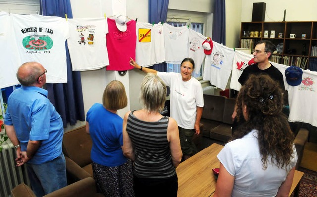Trisha Cornforth (Mitte) erlutert den...die Bedeutung der einzelnen T-Shirts.   | Foto: Wolfgang Knstle