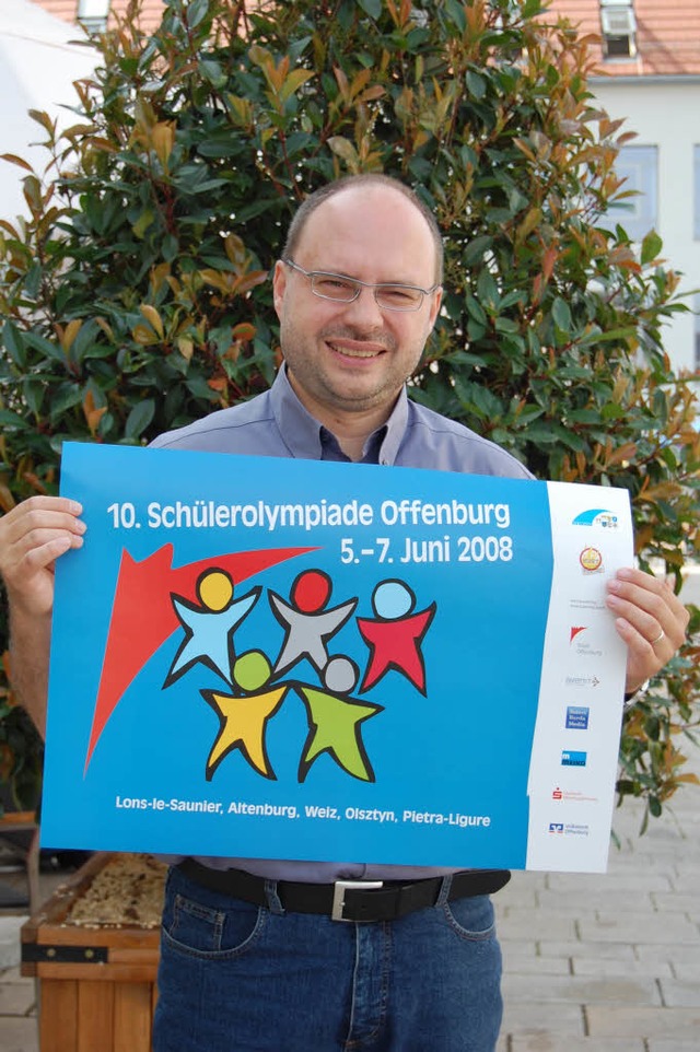 Wolfgang Reinbold mit dem Plakat der 10.  Schlerolympiade.   | Foto: Ges