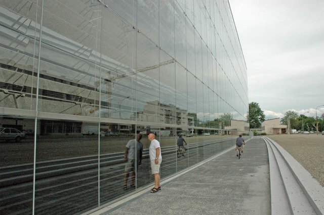 Die Fassade des neuen Archivgebudes d... mit seiner spiegelnden Auenfassade.   | Foto: Bri