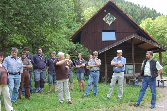 Vor Ort informierte sich der Gemeinder...ustand der Zeltplatzschule ttiswald.   | Foto: Juliane Khnemund