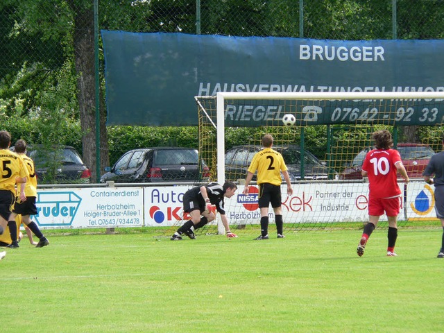 Das war der Sieg: Beim 2:0  der Sportf...rbolzheims Keeper keine Abwehrchance.   | Foto: Kurt Meier
