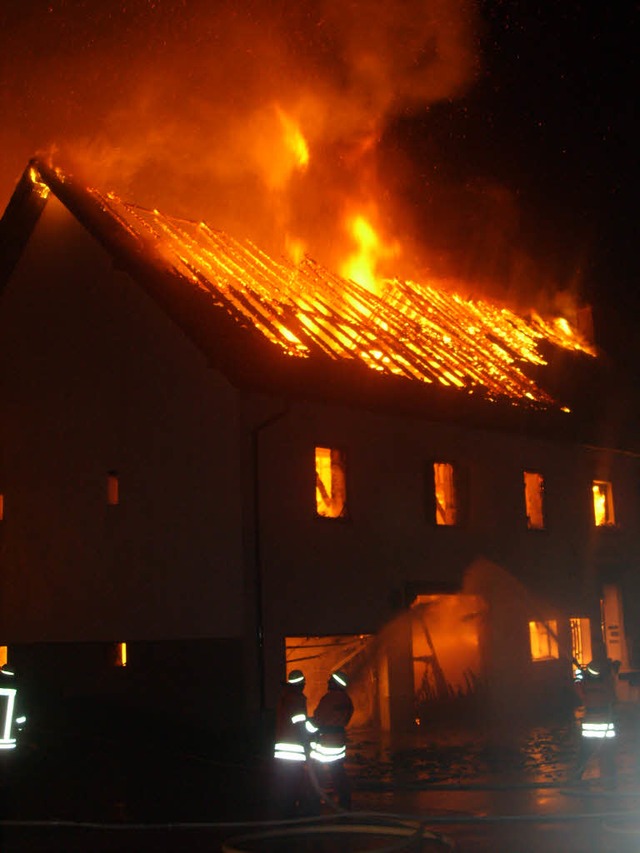 175 Feuerwehrleute  bekmpften die Flammen und schirmten die Nachbargebude ab.  | Foto: Konrad Benitz