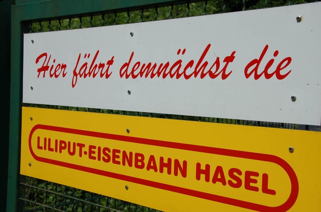 Ein Schild an der Absperrung kndigt die Bahn an.  | Foto: Kathrin Blum