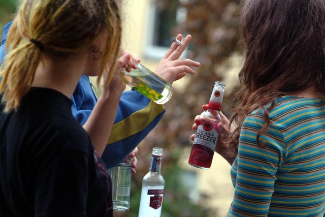 Immer fter immer mehr: Der Alkoholkonsum Jugendlicher hat wieder zugenommen   | Foto: dpa