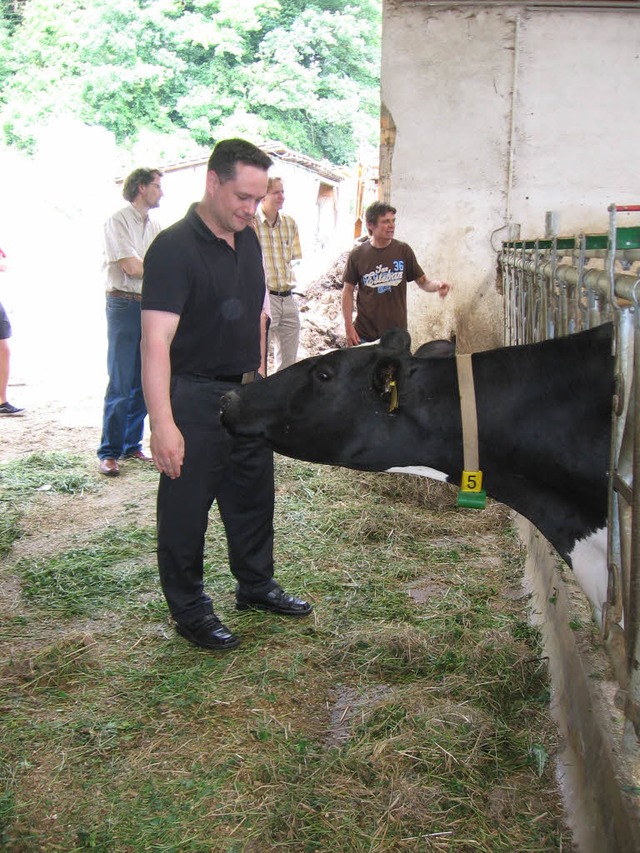 Koalitionsgeflster:  &#8222;Schwarzbu...intergrund Landwirt Fritz Dreher (re).  | Foto: Markus Maier