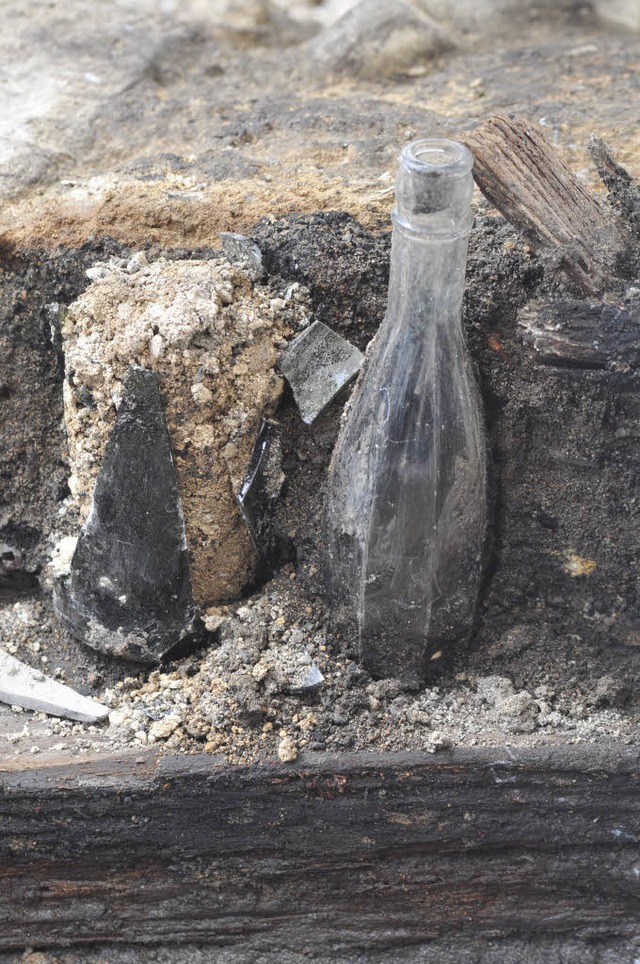 Kellerregal mit Flasche &#8211; nach der Bombennacht.   | Foto: Schneider