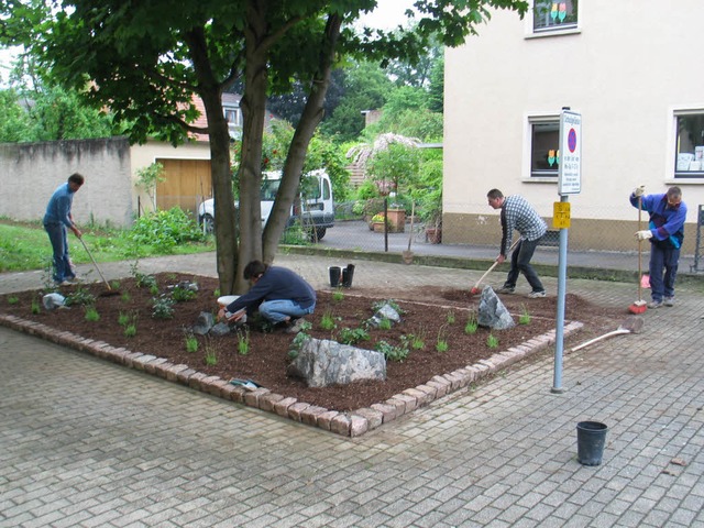 Eltern verschnern Blumen- und Pflanze...lanzung und Steinwaschung vorgenommen.  | Foto: Dennis zkan