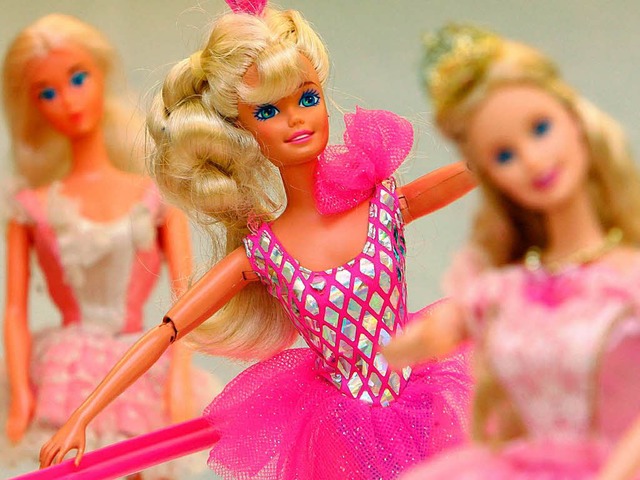 So kennen sie viele Mdchen: Barbie lchelt im rosafarbenen Kleid  | Foto: dpa