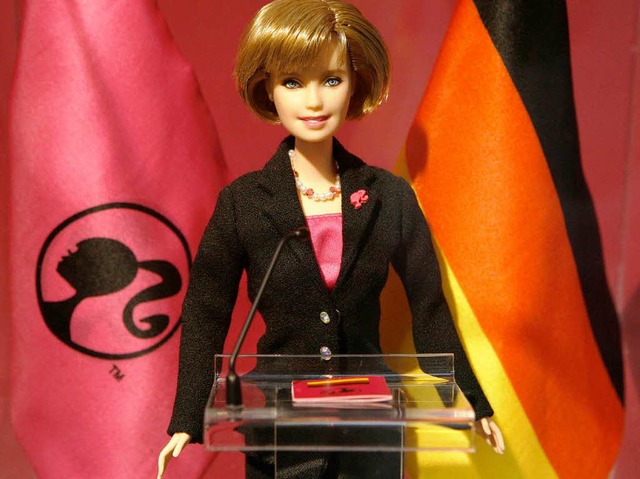Auch Angela Merkel, unsere Bundeskanzlerin, gibt es als Barbie.  | Foto: dpa