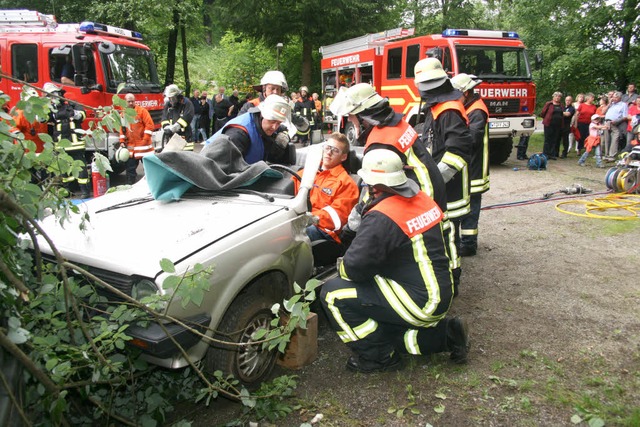 Einsatz unter erschwerten Bedingungen:...222;Verletzten&#8220; aus einem Auto.   | Foto: Heiner Fabry