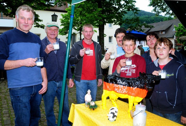 <Bildtext>Ein Glschen auf bessere Zei... Bauernmarkts in Seelbach. </Bildtext>  | Foto: Wolfgang Knstle