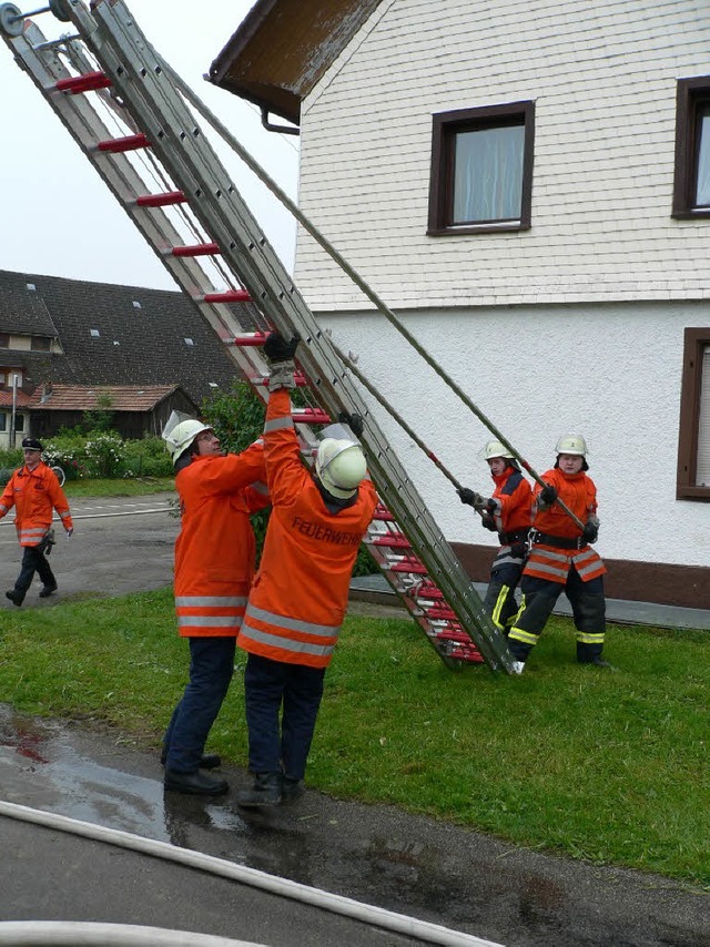 Schnell die Leiter aufgestellt: Bei de...boden des Jrglehofs gefunden werden.   | Foto: Patrick Burger