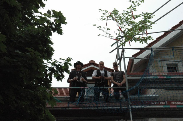 Zimmerleute des SAK hoch oben neben ihrem Werk   | Foto: kornelia schiller