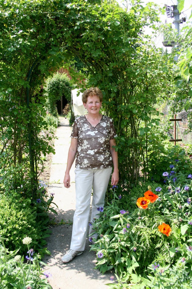 Edith Weber in ihrem Garten in Nieder-...in werden auch  viele Rosen blhen.     | Foto: Fabry