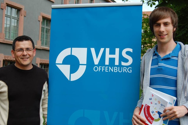 Manuel Yupanqui (links) und VHS-Prakti... das Sommerprogramm zusammengestellt.   | Foto: Gertrude Siefke