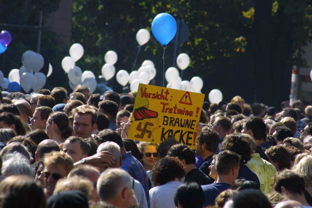 14. September 2002: Tausende von Mensc...en Neonazis in Freiburg keine Chance.  | Foto: r. eggstein