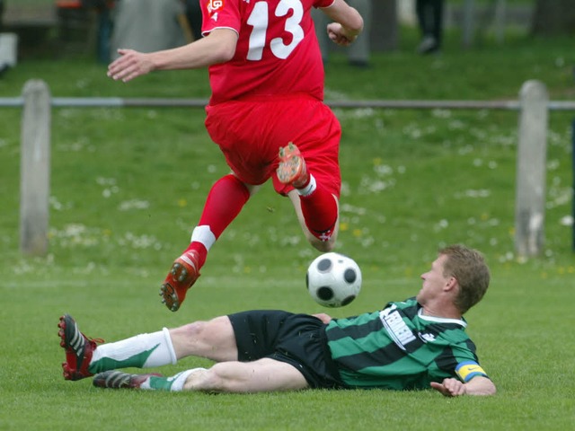 Am  Boden zerstrt:  Maik Friedrich vo...fener Kicker leichtfig berspielt.    | Foto: Dieter Reinhardt