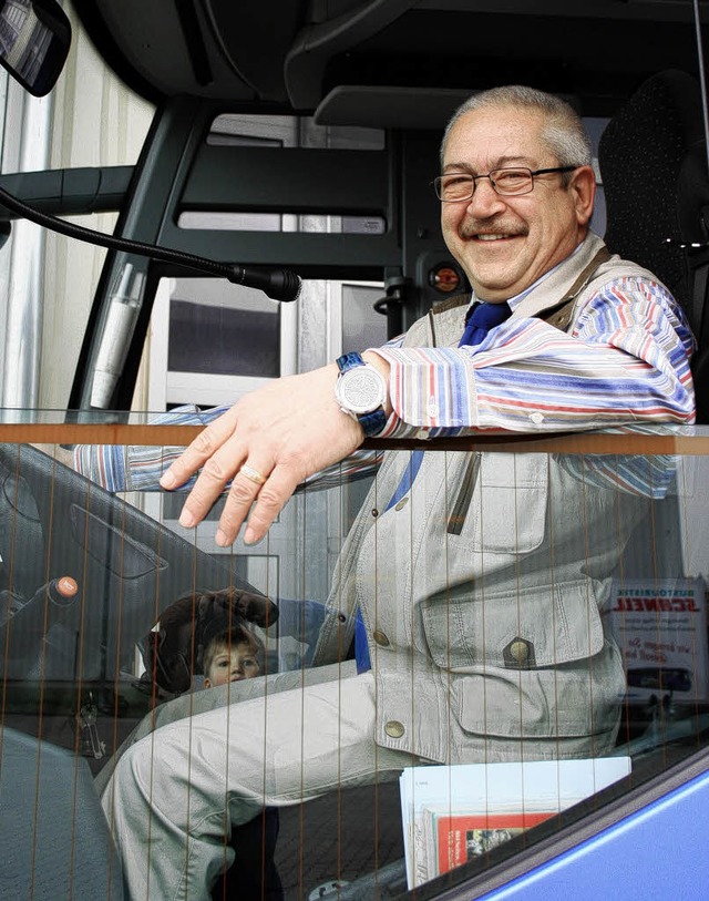 Vom Polizisten zum Busunternehmer:  Lothar Schnell hat seinen Platz gefunden.   | Foto: Friederike Marx