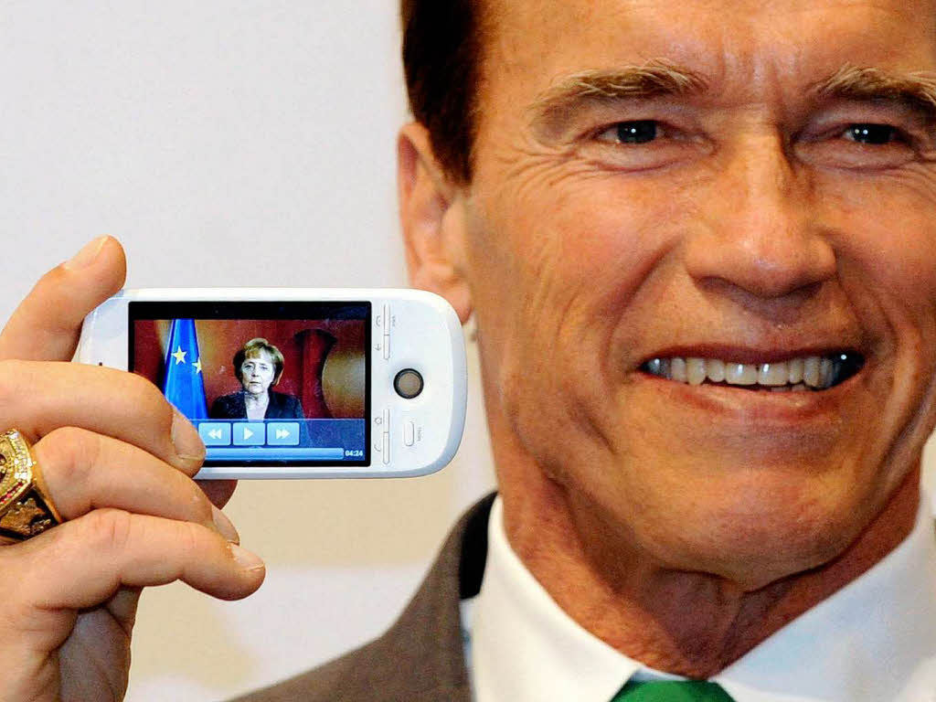 Arnold Schwarzenegger, Gouverneur von Kalifornien (USA), mit dem neuen Smartphone HTC Magic Arnold Schwarzenegger, Gouverneur von Kalifornien (USA), mit dem neuen Smartphone HTC Magic