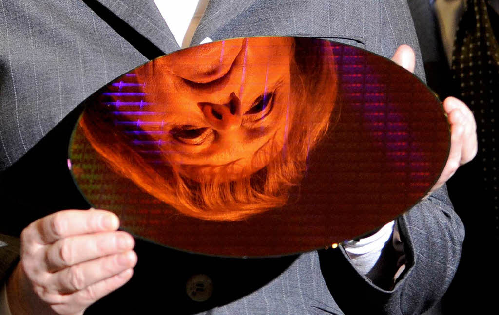 Bundeskanzlerin Angela Merkel spiegelt sich in einem sogenannten Wafer – einer Siliziumscheibe. Bundeskanzlerin Angela Merkel spiegelt sich in einem sogenannten Wafer – einer Siliziumscheibe.