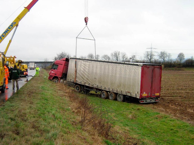 Dieser tschechische Mbeltransporter i...eit des Fahrers von der A5 abgekommen.  | Foto: bz