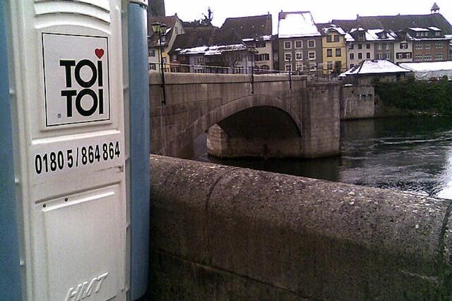 Mobil-Toilette in Rhein geworfen