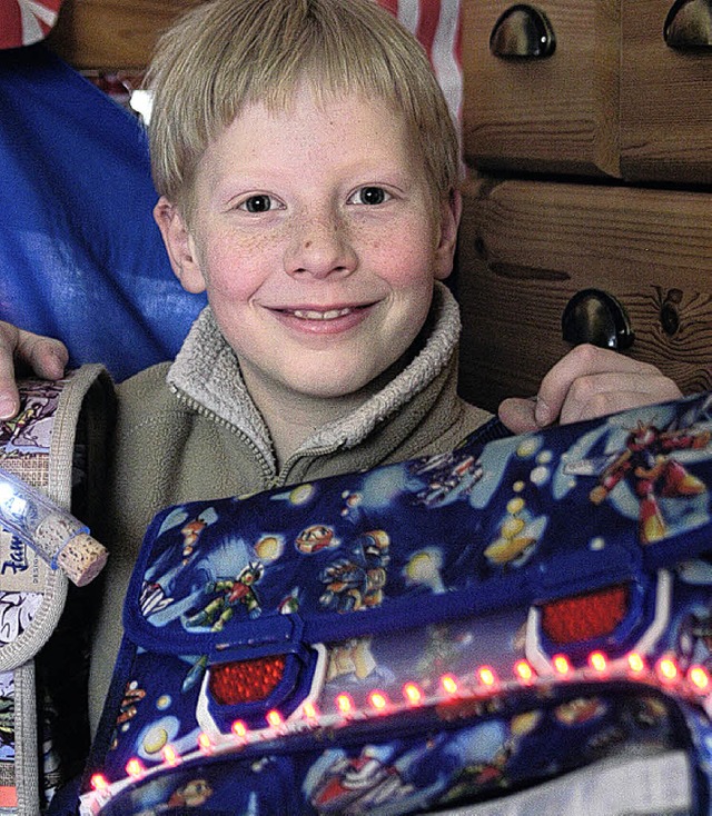 Tobias Spanke mit einem  beleuchteten Schulranzen   | Foto: Bergmann