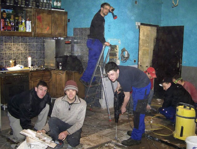 Beim Renovieren ihres Jugendhauses leg...der Berggemeinde krftig mit Hand an.   | Foto: Rolf-Dieter Kanmacher