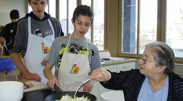 &#8222;So musch des mache&#8220;: Eine...Zwiebeln  richtig angebraten werden.    | Foto: BZ