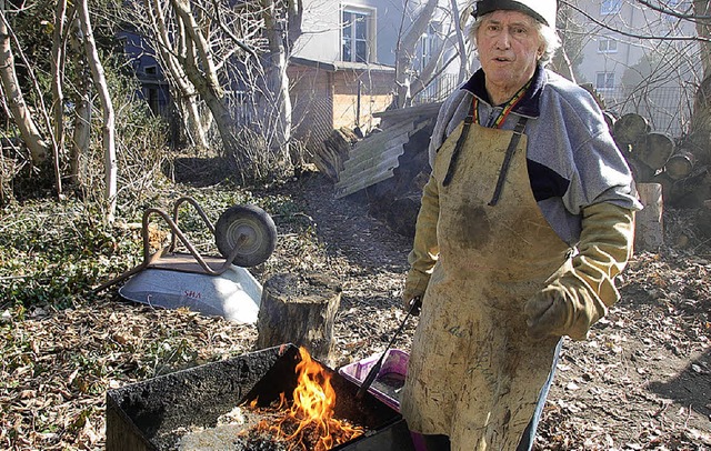 Der Offenburger Keramik-Knstler und -...r beim letzten Raku-Brennen  im Park    | Foto: Ralf Burgmaier