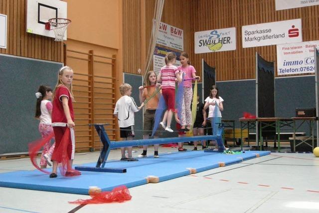 Der Zirkus Zansiba lsst Kinder in der Zielmattenhalle auftreten