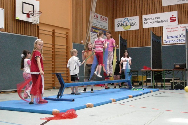 Die Kinder zeigen Seillaufen...  | Foto: Benjamin Zehnke