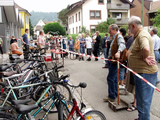 Ein genauer Blick lohnte sich allemal ...Maulburg. Vor allem Rder gingen weg.   | Foto: Silke Hartenstein