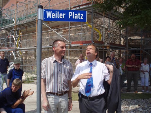 Die Brgermeister Thomas Berger und Kl... (rechts) enthllten das neue Schild.   | Foto: BLOHM