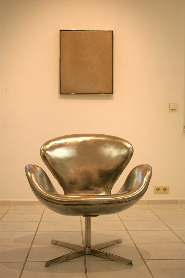 Der US-Designklassiker Swan Chair von ...Malereien ihre Mannes Dennis Ekstrom.   | Foto: Maria Dinger